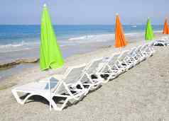 海滩椅子色彩斑斓的伞海滩