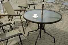 空咖啡杯表格椅子人行道上
