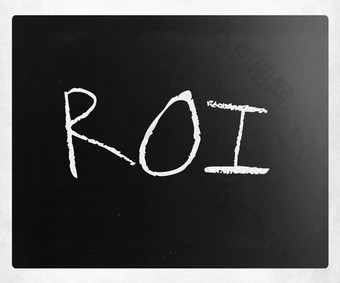 词ROI手写的白色粉笔黑板上
