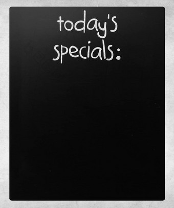 今天的特价手写的白色粉笔黑板上