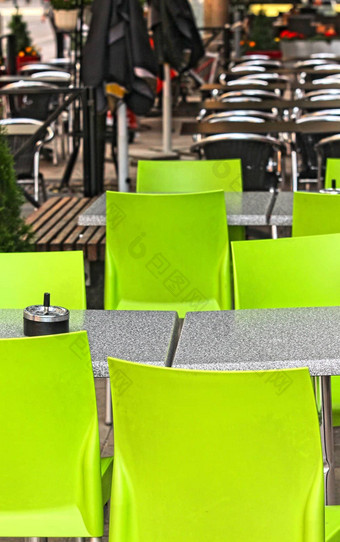 餐厅在户外绿色椅子