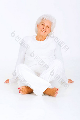 上了年纪的女人坐着地板上