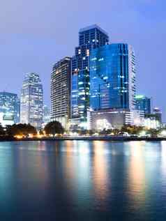 曼谷城市市中心晚上反射天际线再次崛起