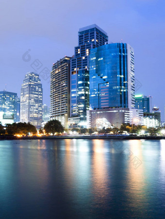 曼谷城市市中心晚上反射天际线再次<strong>崛起</strong>
