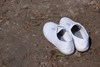 白色鞋子海滩