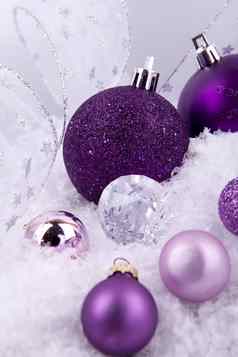 美丽的圣诞节装饰紫色的银白色雪