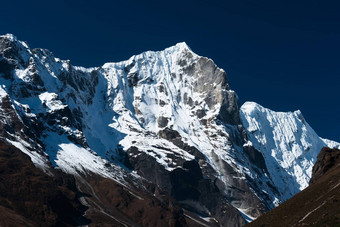 被雪封住的山范围蓝色的天空喜马拉雅山脉