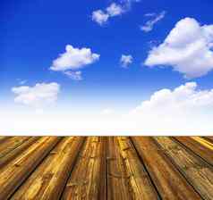 蓝色的天空木地板上背景