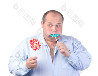 脂肪男人。蓝色的衬衫吃棒棒糖