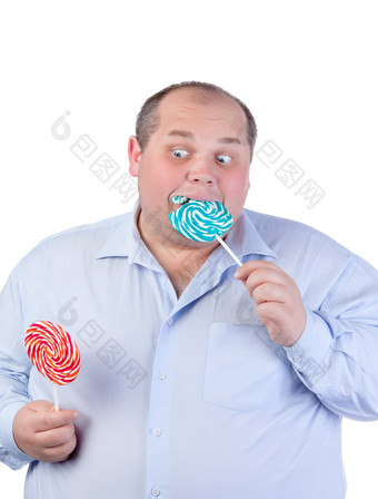 脂肪男人。蓝色的衬衫吃棒棒糖