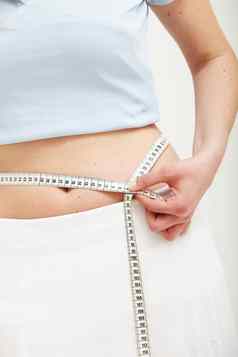 女人测量腰女人测量腰