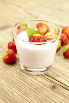 新鲜的美味的草莓酸奶摇甜点表格
