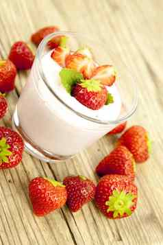 新鲜的美味的草莓酸奶摇甜点表格