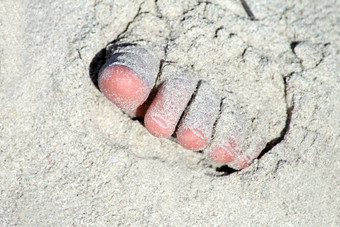 脚孩子埋沙子