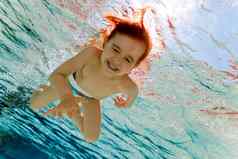 女孩微笑游泳水池