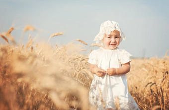 笑孩子阳光明媚的小麦场
