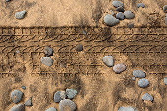 车轮胎footpring沙子石头海滩