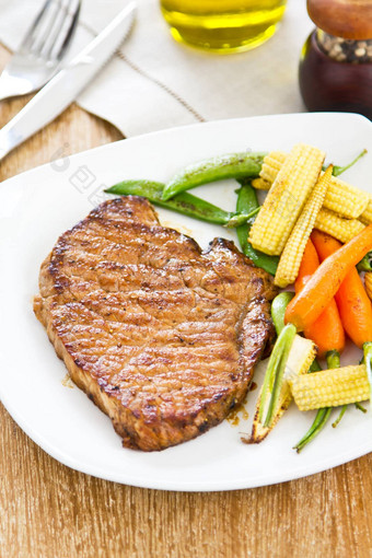 烤牛肉<strong>炒蔬菜</strong>