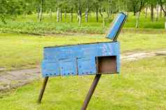 复古的蓝色的生锈的邮箱的名字
