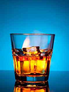 玻璃苏格兰威士忌威士忌冰蓝色的