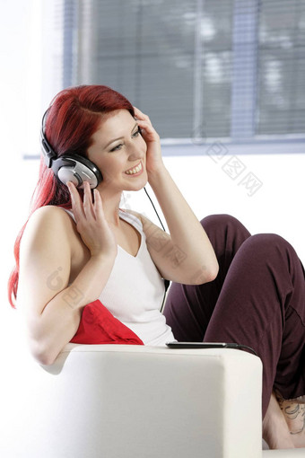 快乐年轻的女人听音乐