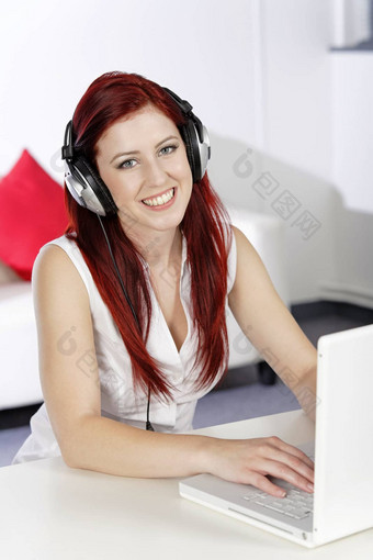女人耳机工作移动PC