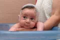 可爱的婴儿浴缸泡沫帽头