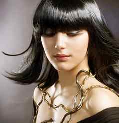 美丽的浅黑肤色的女人发型埃及风格
