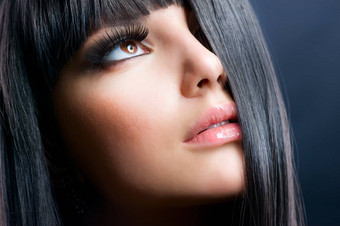 时尚浅黑肤色的女人美丽的化妆健康的黑色的头发