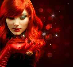 红色的头发时尚女孩肖像魔法