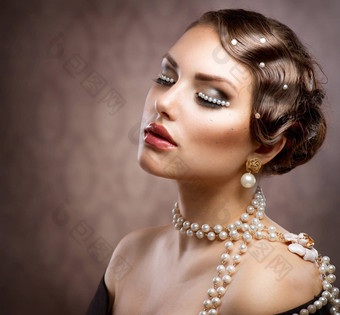 复古的风格化妆珍珠美丽的年轻的女人肖像