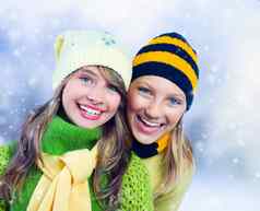 冬天十几岁的女孩在户外假期快乐青少年