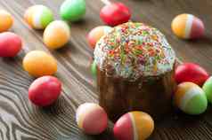 色彩斑斓的复活节鸡蛋蛋糕