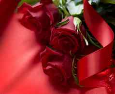 红色的玫瑰花束丝绸背景情人节