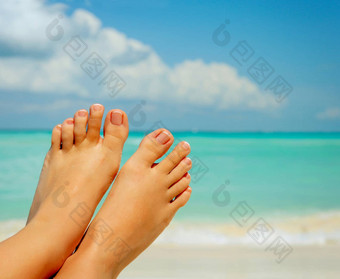 假期概念女人的只脚海背景