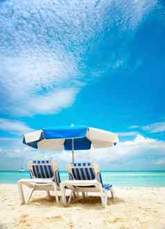 假期旅游概念日光浴浴床海滩