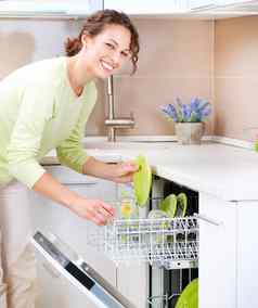 洗碗机年轻的女人厨房做家务洗涤