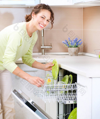 洗碗机年轻的女人厨房做家务洗涤