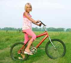 年轻的女孩自行车