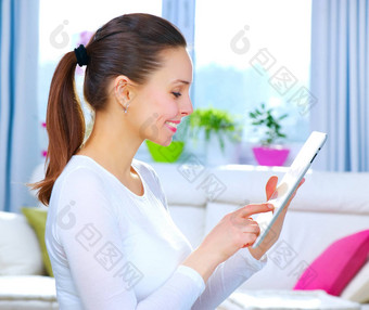年轻的女人触控板首页电脑