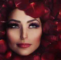 美丽的女人的脸玫瑰花瓣完美的皮肤