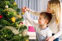 孩子们装修圣诞节树装饰物起居室
