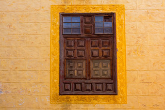 奥罗塔瓦<strong>木窗</strong>口黄色的墙tenerife