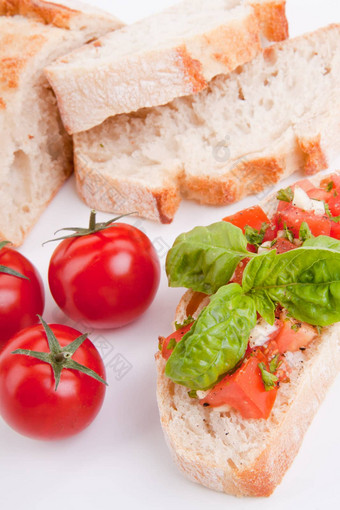 美味可口新鲜的意式烤面包片开胃菜西红柿孤立的