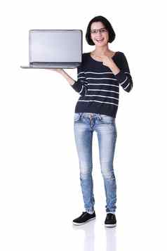 年轻的女人持有显示屏幕英寸移动PC