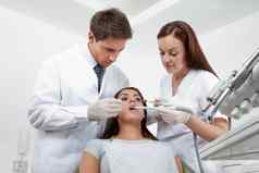 牙医护士检查病人的牙齿
