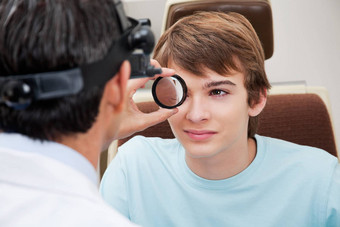 验光师执行扩张视网膜考试