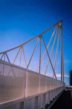 现代桥桥塔蓝色的天空
