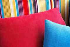 色彩斑斓的垫子沙发