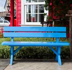 蓝色的木草坪上椅子春天花园